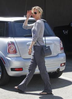 Renée Zellweger feet photo thumbnail