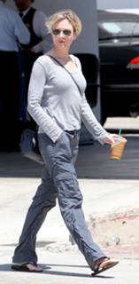 Renée Zellweger feet photo thumbnail