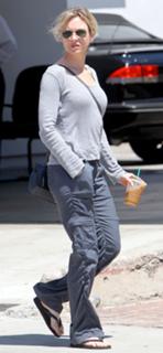 Renée Zellweger feet photo thumbnail