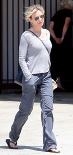 Renée Zellweger feet photo thumbnail