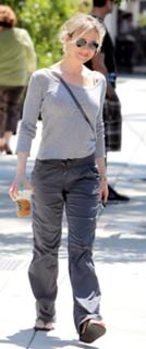Renée Zellweger feet photo thumbnail