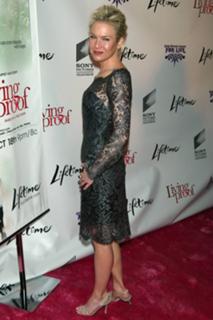 Renée Zellweger feet photo thumbnail