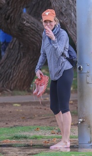 Renée Zellweger feet photo thumbnail
