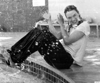 Renée Zellweger feet photo thumbnail