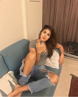 Rhea Chakraborty feet photo thumbnail