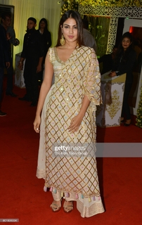 Rhea Chakraborty feet photo thumbnail