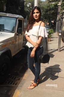 Rhea Chakraborty feet photo thumbnail