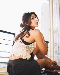 Rhea Chakraborty feet photo thumbnail