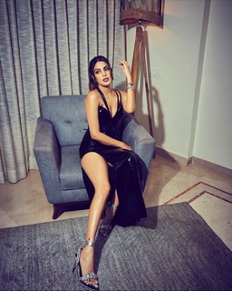 Rhea Chakraborty feet photo thumbnail