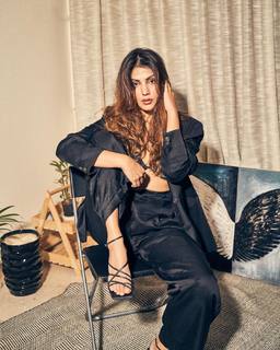 Rhea Chakraborty feet photo thumbnail