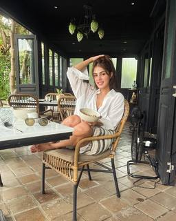 Rhea Chakraborty feet photo thumbnail