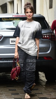 Rhea Chakraborty feet photo thumbnail