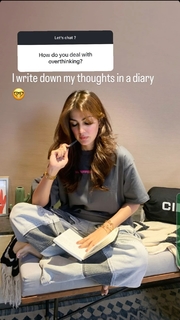 Rhea Chakraborty feet photo thumbnail