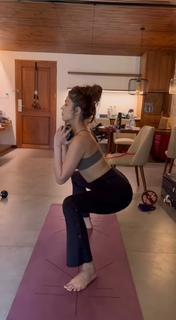 Rhea Chakraborty feet photo thumbnail