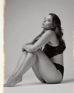 Rhiannon Fish feet photo thumbnail