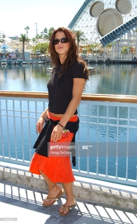 Rhona Mitra feet photo thumbnail