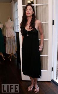 Rhona Mitra feet photo thumbnail