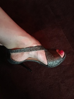 Rhonda Shear feet photo thumbnail