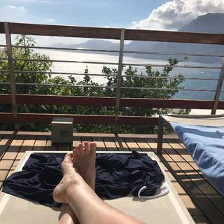 Rhonda Shear feet photo thumbnail