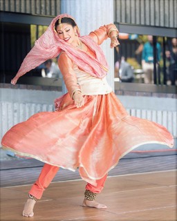 Richa Moorjani feet photo 18