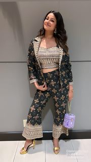 Richa Moorjani feet photo 15