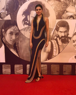 Riddhi Dogra feet photo 11