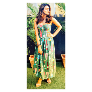 Riddhi Dogra feet photo 14