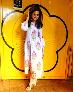 Riddhi Dogra feet photo 7