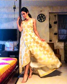Riddhi Dogra feet photo 5