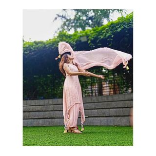 Riddhi Dogra feet photo 17