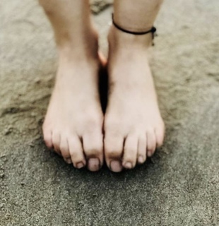 Riddhi Dogra feet photo 14