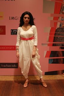 Riddhi Dogra feet photo 3