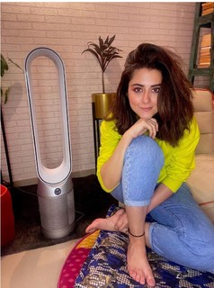 Riddhi Dogra feet photo 16