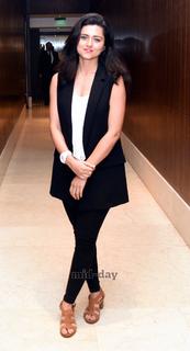 Riddhi Dogra feet photo 10