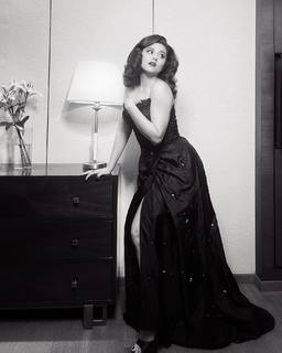 Riddhi Dogra feet photo 13
