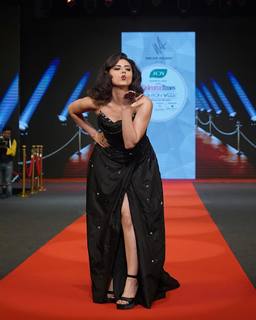 Riddhi Dogra feet photo 5