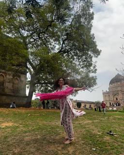 Riddhi Dogra feet photo 18