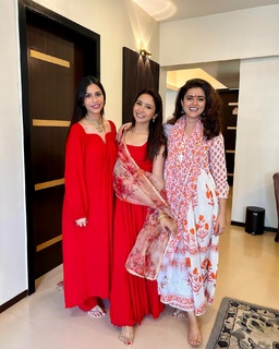 Riddhi Dogra feet photo 14