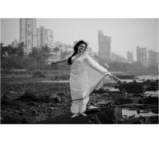 Riddhi Dogra feet photo 3
