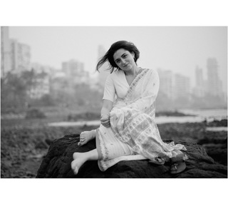 Riddhi Dogra feet photo 20