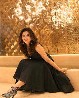 Riddhi Dogra feet photo 14
