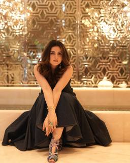 Riddhi Dogra feet photo 12