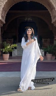 Riddhi Dogra feet photo 4
