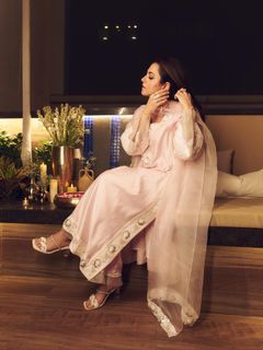 Riddhi Dogra feet photo 15