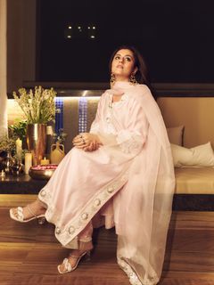 Riddhi Dogra feet photo 14