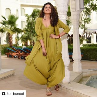 Riddhi Dogra feet photo 18
