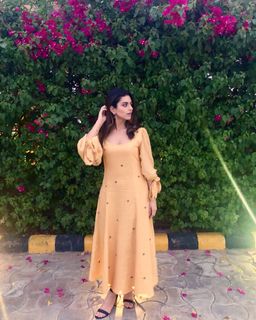 Riddhi Dogra feet photo 16