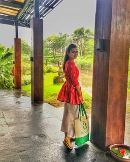 Riddhi Dogra feet photo 14