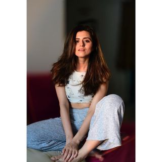 Riddhi Dogra feet photo 5