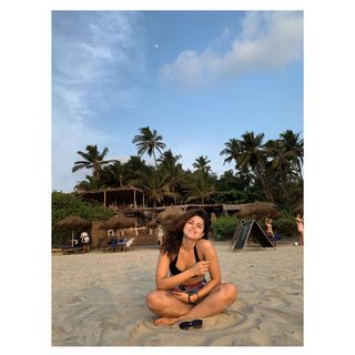 Riddhi Dogra feet photo 18